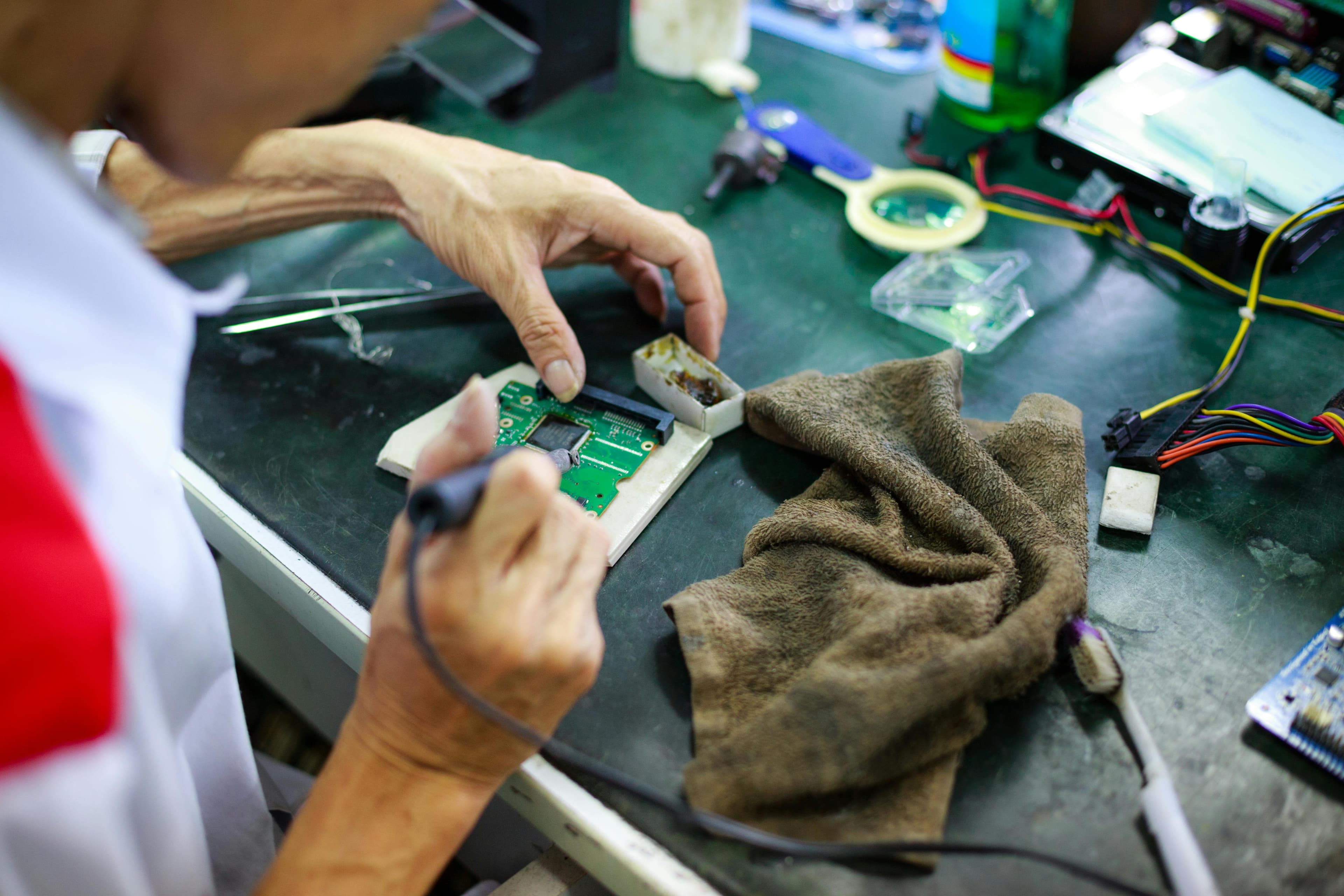 Product Traceability: The Missing Link in Hardware Product Lifecycle Management